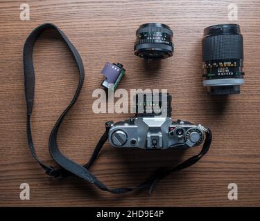 35mm Filmkamera mit Objektiven und Filmnegativen Stockfoto