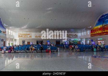 JIAYUGUAN, CHINA - 22. AUGUST 2018: Innenansicht des Südbahnhofs von Jiayuguan, Provinz Gansu, China Stockfoto