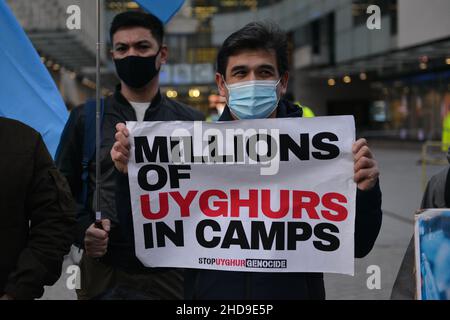 London, Großbritannien. 04th Januar 2022. Ein Aktivist hält Plakat während des No Beijing 2022 Protestes.Anhänger von Tibet, Hongkong, Uiguren und Anti-KPCh Aktivisten versammelten sich vor dem BBC Broadcasting House in London, um BBC zum Boykott der Olympischen Spiele 2022 in Peking aufzurufen. (Foto von Thomas Krych/SOPA Images/Sipa USA) Quelle: SIPA USA/Alamy Live News Stockfoto