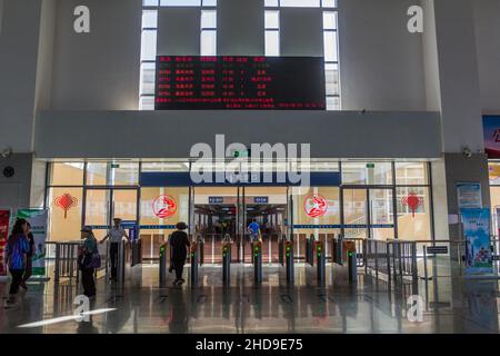 JIAYUGUAN, CHINA - 22. AUGUST 2018: Innenansicht des Südbahnhofs von Jiayuguan, Provinz Gansu, China Stockfoto