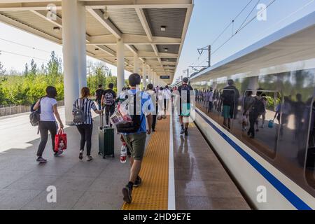 JIAYUGUAN, CHINA - 22. AUGUST 2018: Bahnsteig des Südbahnhofs von Jiayuguan, Provinz Gansu, China Stockfoto