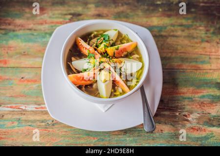 Soto ist eine traditionelle indonesische Suppe, die hauptsächlich aus Brühe, Huhn und Gemüse besteht Stockfoto