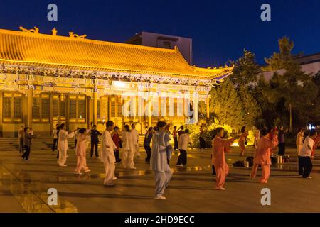 ZHANGYE, CHINA - 22. AUGUST 2018: Abendansicht von Menschen, die in Zhangye, Provinz Gansu, China Tai Chi praktizieren Stockfoto