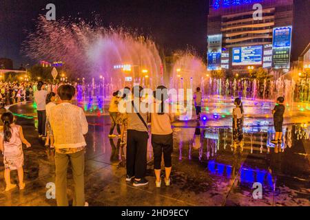 ZHANGYE, CHINA - 22. AUGUST 2018: Abendansicht eines Brunnens in Zhangye, Provinz Gansu, China Stockfoto