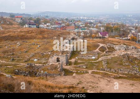 Ausgrabungen der antiken griechischen Stadt Panticaeum. Blick vom Berg Mithridates auf die Krim, Kertsch. Stockfoto