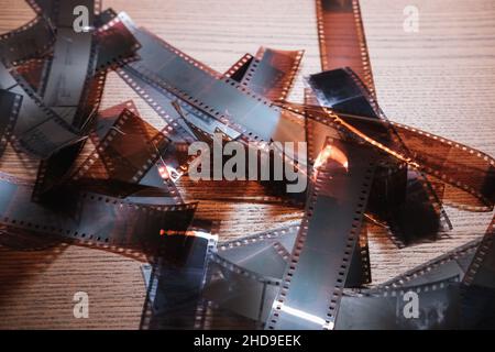 35mm Filmnegative auf Holzoberfläche Stockfoto