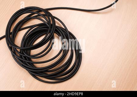 Lond Elektrokabel auf Holztisch Stockfoto