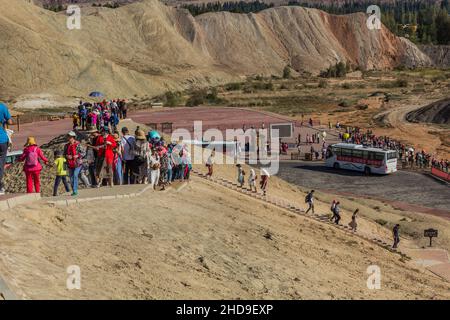 ZHANGYE, CHINA - 23. AUGUST 2018: Touristen im Nationalen Geopark Zhangye Danxia, Provinz Gansu, China Stockfoto