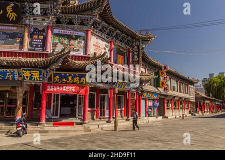 ZHANGYE, CHINA - 23. AUGUST 2018: Gebäude im Zentrum von Zhangye, Provinz Gansu, China Stockfoto