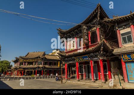 ZHANGYE, CHINA - 23. AUGUST 2018: Gebäude im Zentrum von Zhangye, Provinz Gansu, China Stockfoto