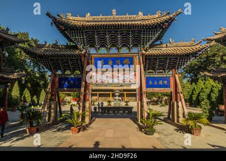 ZHANGYE, CHINA - 23. AUGUST 2018: Torbogen am Großen Buddha Dafo Tempel in Zhangye, Provinz Gansu, China Stockfoto