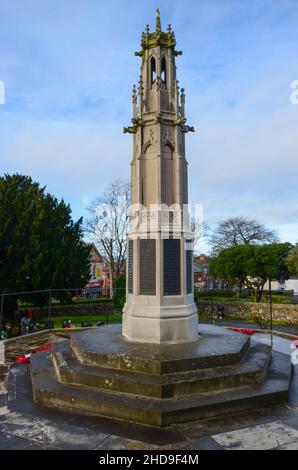 Prestatyn, Großbritannien: 14. Dez 2021: Das Kriegsdenkmal, das sich auf dem Gelände der Christ Church, Prestatyn, befindet, erinnert an die Bewohner von Prestatyn, die wir kennen Stockfoto