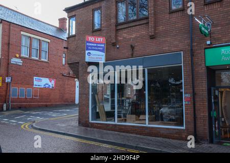 Prestatyn, Großbritannien: 14. Dez 2021: Das ehemalige Barclays Bank-Gebäude in der Prestatyn High Street ist jetzt leer und kann vermieten werden. Stockfoto