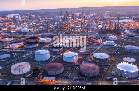 Luftaufnahme der petrochemischen Anlage und Raffinerie von INEOS Grangemouth in Stirlingshire, Schottland, Großbritannien Stockfoto