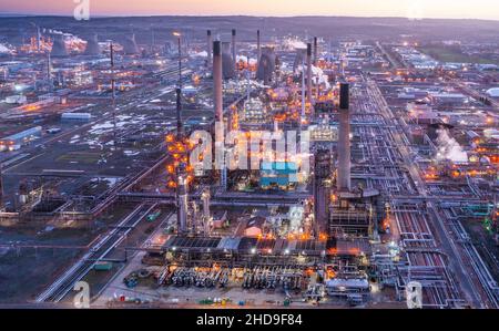 Luftaufnahme der petrochemischen Anlage und Raffinerie von INEOS Grangemouth in Stirlingshire, Schottland, Großbritannien Stockfoto