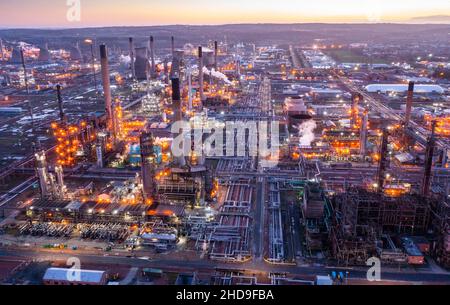 Luftaufnahme der petrochemischen Anlage und Raffinerie von INEOS Grangemouth in Stirlingshire, Schottland, Großbritannien Stockfoto