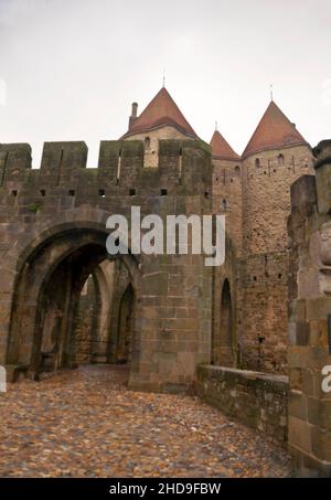 Das Narbonne-Tor ist ein gewölbter Eingang zur Zitadelle der Cité de Carcassonne in Frankreich. Stockfoto