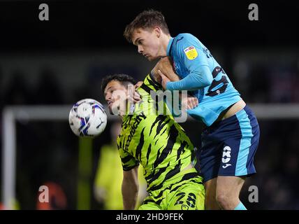 Josh March von Forest Green Rovers (links) und Archie Collins von Exeter City kämpfen während des Sky Bet League Two-Spiels im voll geladenen New Lawn, Nailsworth, um den Ball. Bilddatum: Dienstag, 4. Januar 2022. Stockfoto