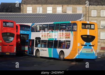 Alexander Dennis Enviro 400 Scania N230UD Doppeldeckerbus in Stagecoach, lokale Lackierung, die sich vom Stand am Busbahnhof Lancaster abhebt 4th. Januar 2022. Stockfoto