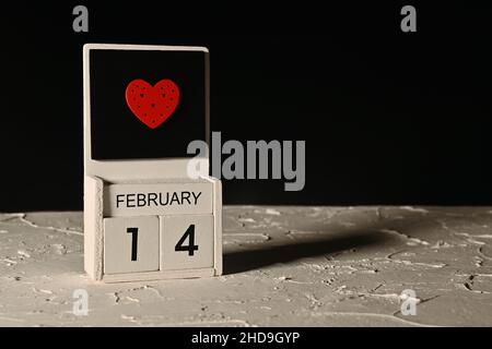 Valentinstag mit einem Holzblockkalender. Nachbau Stockfoto