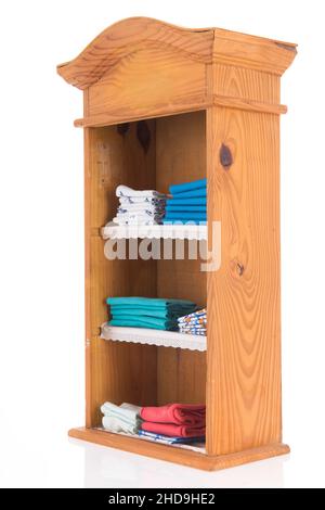 Altes holz vintage Wäscheschrank auf weißem Hintergrund Stockfoto