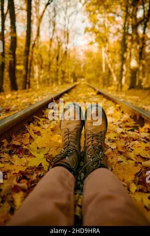 Weibliche Mode Stiefel über Herbst Eisenbahn tack Stockfoto