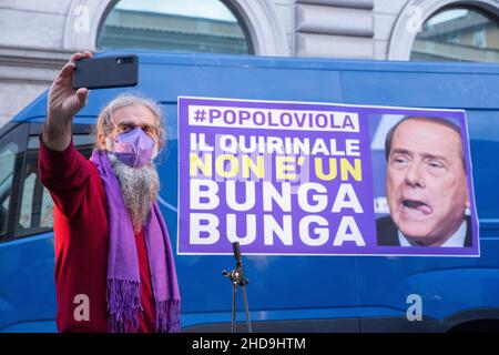 Rom, Italien. 04th Januar 2022. Protest in Rom, organisiert von 'Popolo Viola' gegen die Kandidatur von Silvio Berlusconi für den Präsidenten der Italienischen Republik (Foto: Matteo Nardone/Pacific Press) Quelle: Pacific Press Media Production Corp./Alamy Live News Stockfoto