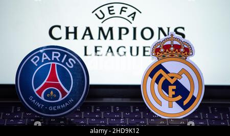 2. Januar 2022 St. Petersburg, Russland. Die Embleme der Fußballvereine des Finales 1/8 der UEFA Champions League Paris Saint-Germain F.C. und Stockfoto