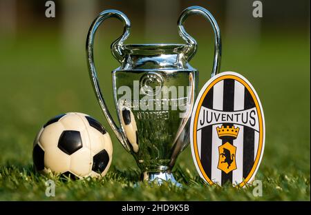 27. August 2021, Turin, Italien. Das Juventus Fußballverein-Emblem und der UEFA Champions League Cup auf dem grünen Rasen des Stadions. Stockfoto