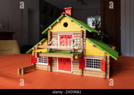 Vintage Holzhütte auf einem Tisch. Kreative pädagogische Holzkonstruktion Spielzeug. Stockfoto
