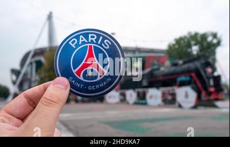 27. August 2021, Paris, Frankreich. Das Emblem des Fußballvereins Paris Saint-Germain F.C. vor der Kulisse eines modernen Stadions. Stockfoto