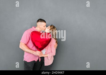 Schönes Paar hält Herzballon in den Händen Stockfoto