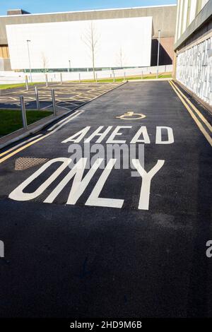 Ahead nur bemalte Buchstaben auf Asphalt und deaktiviertes Symbol neben geprägten Ziertafeln in der zentralen Hanley-Bibliothek in Stoke on Trent Stockfoto