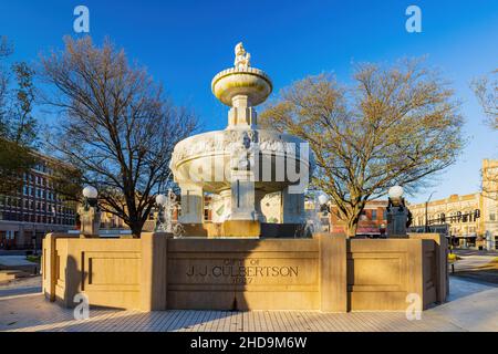 Paris Texas, 22 2021. DEZEMBER - Blick am Nachmittag auf den historischen Culbertson-Brunnen am Confederate Square Stockfoto