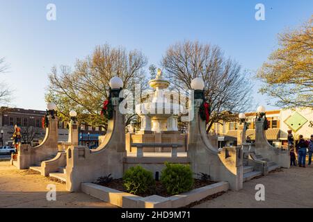 Paris Texas, 22 2021. DEZEMBER - Blick am Nachmittag auf den historischen Culbertson-Brunnen am Confederate Square Stockfoto