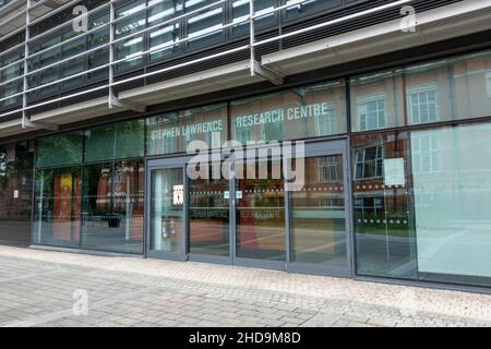 Eingang zum Stephen Lawrence Research Center, De Montfort University, Hugh Aston Building, Richmond Street, Leicester, Leicestershire, Großbritannien. Stockfoto