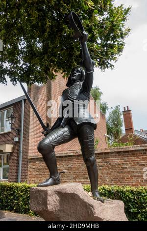 Statue von König Richard III von James Butler in Cathedral Gardens, in der Nähe des Richard III Visitor Centre, Leicester, Leicestershire, Großbritannien. Stockfoto