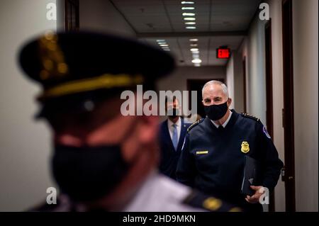 Washington, Vereinigte Staaten Von Amerika. 04th Januar 2022. Der Polizeichef des US-Kapitols, J. Thomas Manger, rechts, kommt zu einer Pressekonferenz im US-Kapitol in Washington, DC, am Dienstag, den 4. Januar 2022. Quelle: Rod Lampey/CNP/Sipa USA Quelle: SIPA USA/Alamy Live News Stockfoto