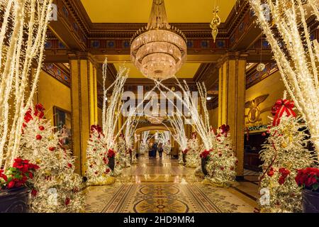 Louisiana, DEZEMBER 24 2021 - Weihnachtsdekoration im historischen Roosevelt Hotel Stockfoto