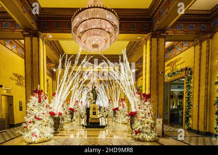 Louisiana, DEZEMBER 24 2021 - Weihnachtsdekoration im historischen Roosevelt Hotel Stockfoto