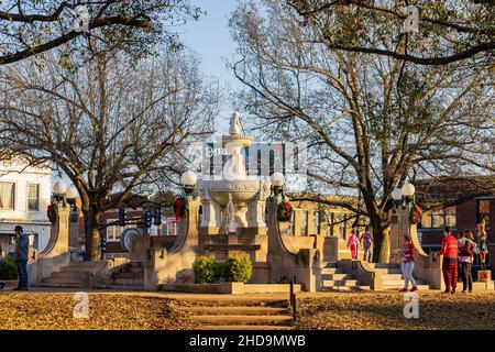 Paris Texas, 22 2021. DEZEMBER - Blick am Nachmittag auf den historischen Culbertson-Brunnen am Confederate Square Stockfoto