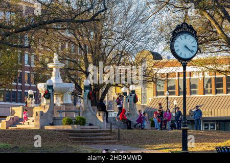 Paris Texas, 22 2021. DEZEMBER - Blick am Nachmittag auf den historischen Culbertson-Brunnen am Confederate Square Stockfoto