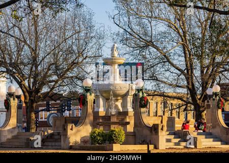 Paris Texas, 22 2021. DEZEMBER - Blick am Nachmittag auf den historischen Culbertson-Brunnen am Confederate Square Stockfoto