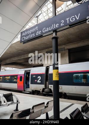 Leere Plattform und Stühle ohne Reisende Personen am TGV-Bahnhof schnelle Abfahrt Stockfoto