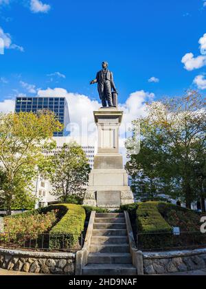 Louisiana, DEZ 24 2021 - Sonnenansicht des Henry Clay Monument auf dem Lafayette Square Stockfoto