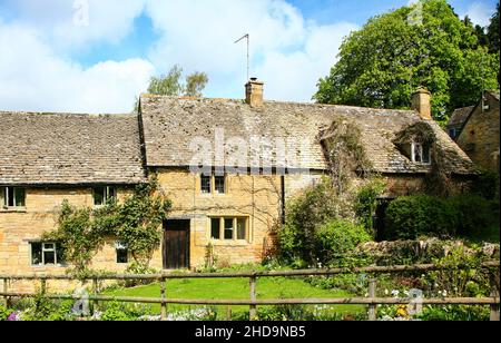 Blick auf Snowshill Village und wunderschöne Cotswold Stone Cottages Stockfoto