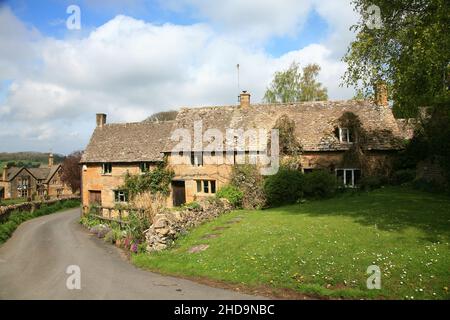 Blick auf Snowshill Village und wunderschöne Cotswold Stone Cottages Stockfoto