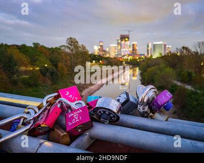 Texas, DEZ 26 2021 - Liebesschloss auf der Rosemont Fußgängerbrücke Stockfoto