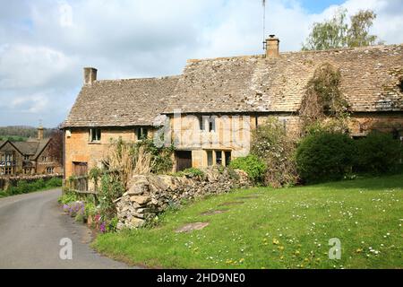 Blick auf Snowshill Village und wunderschöne Cotswold Stone Cottages Stockfoto