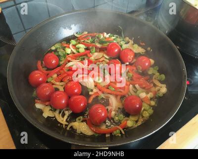 Tomaten, Rindfleisch, Zwiebel und Gewürze in der Pfanne gebraten Tomaten, Rindfleisch, Zwiebel und Gewürze in der Pfanne gebraten